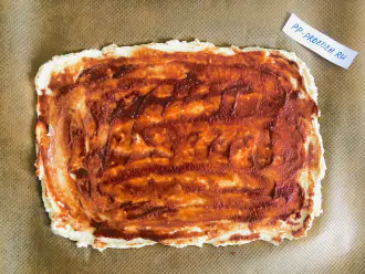 Шаг 4: Смажьте основу пиццы томатной пастой.