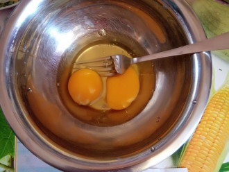 Шаг 2: Взбейте яйца.
