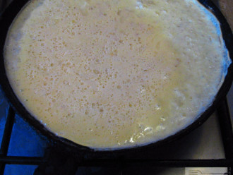 Шаг 3: На горячую сковороду вылейте тесто и выпекайте 10 минут на среднем огне. Аккуратно переверните блин.