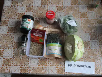 Шаг 1: Подготовьте ингредиенты: капусту, соль, перец, томатную пасту, лук, масло для жарки.