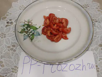 Шаг 11: На тарелку выложите нарезанные помидоры.