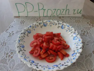 Шаг 3: Нарезанные дольками помидоры выложите на мелкую столовую тарелку.