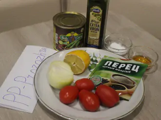 Шаг 1: Подготовьте ингредиенты: фасоль консервированную, помидоры свежие, лук репчатый, оливковое масло, сок лимона, мёд, соль, перец.