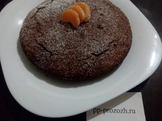Шаг 8: Готовый пирог посыпьте сахарной пудрой, кокосовой стружкой или порошком какао и дайте остыть на решетке.