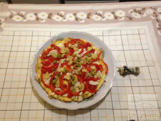 Шаг 6: Готовую пиццу выложите на блюдо. 