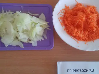 Шаг 3: Нарежьте лук полукольцами, морковь потрите на средней терке.