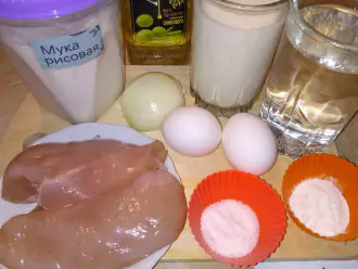 Шаг 1: Подготовьте необходимые продукты: 
1. Для блинчиков - яйца, масло, соль, соду, кефир, муку, крутой кипяток; 
2. Для начинки - курицу, лук, соль, специи по вкусу.
