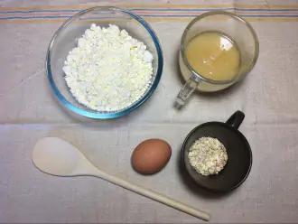 Шаг 1: Подготовьте ингредиенты: творог, разрыхлитель, яйцо, мед, геркулес.