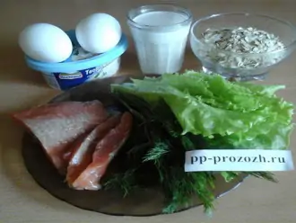 Шаг 1: Приготовьте следующие ингредиенты. 
Для теста: яйца, молоко, овсяные хлопья.
Для начинки: горбуша слабосоленая, творожный сыр Hochland, укроп, зеленый салат.