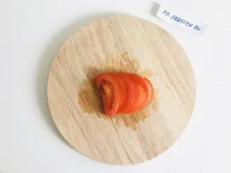 Шаг 7: Нарежьте помидор тонкими дольками.