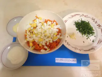 Шаг 3: Порежьте яйца произвольно и добавьте к моркови.