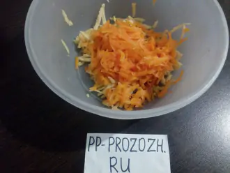Шаг 3: Потрите морковь и добавьте к яблоку. Морковь для этого салата можно использовать свежую.