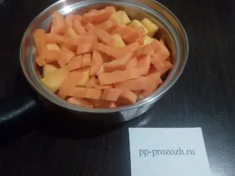 Шаг 3: Нарезанную кусочками морковь и тыкву сложите в сотейник и поставьте на плиту. Помешивая, потомите три-пять минут, чтобы овощи прогрелись.