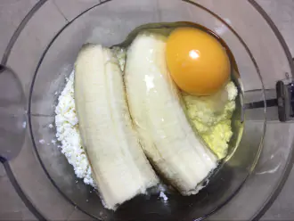 Шаг 2: В блендере смешайте творог, яйцо и банан.
