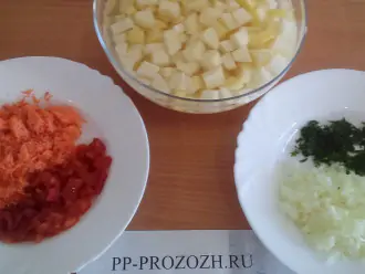 Шаг 4: Порежьте картофель и помидор кубиками, измельчите укроп и лук, морковь потрите на терке.