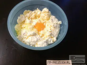Шаг 3: Выбейте в творог яйцо и влейте 2 столовые ложки кленового сиропа.