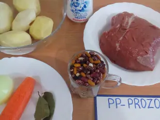 Шаг 1: Подготовьте ингредиенты: говядину на кости, картофель, фасоль, соль, лавровый лист, лук, морковь.