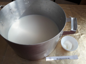 Шаг 1: Подготовьте ингредиенты для приготовления айрана. Молоко пропустите через сложенную вчетверо марлю и налейте в кастрюлю. В отдельную посуду положите столовую ложку айрана.
