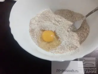 Шаг 4: Добавьте сахарозаменитель и яйцо.