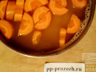 Шаг 3: В кипящую подсоленную воду всыпьте чечевицу и добавьте морковь. Варите 15 минут до готовности.