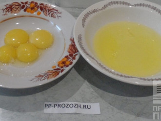 Шаг 2: Белок отделите от желтка. Белок взбейте миксером в отдельной посуде до густой белой пены.