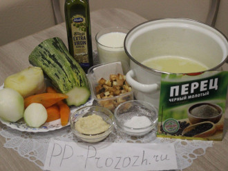 Шаг 1: Подготовьте ингредиенты: куриный бульон, кабачок, отварной картофель, отварную морковь, репчатый лук, соль, перец чёрный молотый, чеснок, гренки, молоко, оливковое масло.