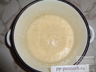 Шаг 4: В бананово-яичную смесь влейте молоко с медом.