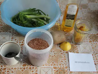 Шаг 1: Подготовьте ингредиенты: масло, кунжут, куркуму, семечки льна, помойте зелень.