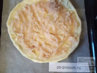 Шаг 3: Посыпьте тесто немного сыром и выложите фарш индейки.
