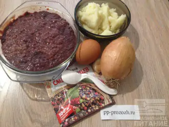 Шаг 1: Подготовьте ингредиенты для печеночных котлет: говяжью печень, яичный белок, отварной картофель, лук, соль и специи. Картофель разомните в пюре. Печень можно взять любую на ваш вкус. Очистите её от плёнок и прокрутите на мясорубке.