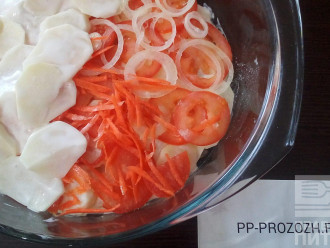 Шаг 4: Выложите овощи в форму для запекания слоями: тонкий слой картофеля, помидор, лук, морковь и сверху снова тонкий слой картофеля. Поставьте в духовку запекаться на 40 минут при 180 градусах, под закрытой крышкой или накройте фольгой.