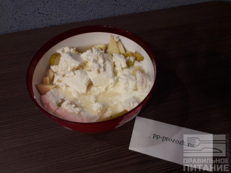 Шаг 5: В отдельной миске смешайте желатин,йогурт,порезанную грушу,творог и мёд.