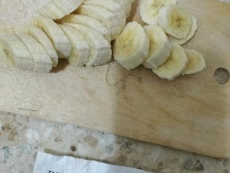 Шаг 9: Нарежьте бананы.