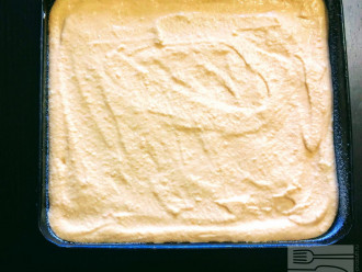 Шаг 7: Выложите тесто в форму для выпекания и поставьте в разогретую духовку. Готовьте при температуре 180 градусов 25-30 минут.