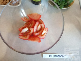 Шаг 2: Нарежьте помидор дольками.