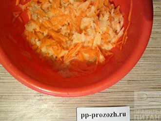 Шаг 3: Яблоко и очищенную морковь натрите на терке и выложите в миску с яйцом.