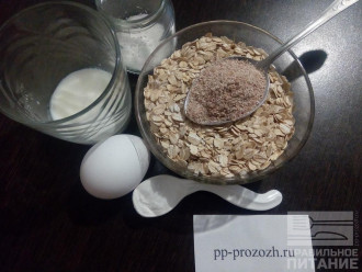 Шаг 1: Подготовьте ингредиенты для коржа: овсяные хлопья, пшеничные отруби, яйцо, кефир, разрыхлитель и сахарозаменитель.
