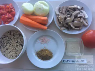 Шаг 1: Приготовьте ингредиенты. Промойте и очистите овощи и грибы. При необходимости разморозьте овощи. Промойте и замочите рис. 