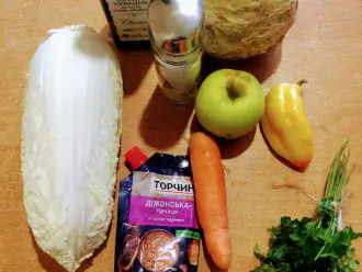 Шаг 1: Для приготовления салата возьмите: сельдерей, яблоко, морковь, горчицу в зернах, зелень, оливковое масло, болгарский перец, пекинскую капусту и соль по вкусу.
