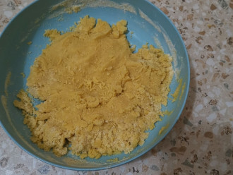 Шаг 3: Масло размягчите, влейте в яичную смесь, добавьте разрыхлитель, кукурузную муку 140 гр. Все тщательно перемешайте и замесите тесто.