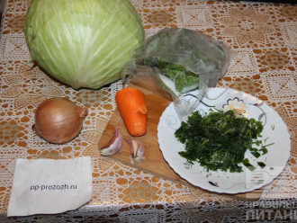 Шаг 1: Подготовьте продукты: капусту, лук, морковь, зелень, шпинат.