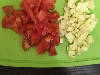 Шаг 3: Нарежьте помидор и кабачок небольшими кусочками.