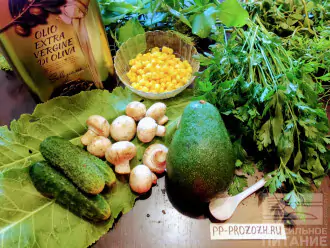 Шаг 1: Для приготовления данного слата возьмите: авокадо, консервированную кукурузу, свежий огурец, грибы (шампиньоны или вешенки), зелень, соль, оливковое масло.