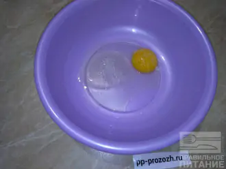 Шаг 4: В отдельной миске смешайте яйцо с солью, добавьте полстакана воды. Перемешайте. Помешивая, засыпьте муку двух видов.