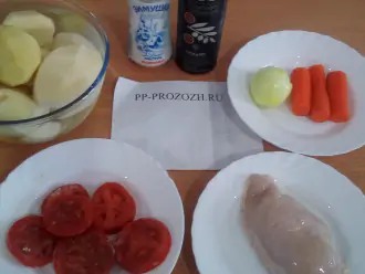Шаг 1: Подготовьте ингредиенты: картофель, помидор, филе куриной грудки, соль, оливковое масло, лук, морковь, воду.