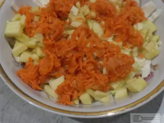 Шаг 4: Добавьте в тарелку морковь и чеснок.