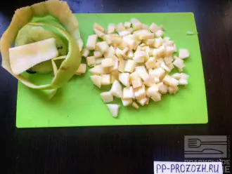 Шаг 2: Яблоко очистите от кожуры и нарежьте кубиками.