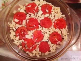 Шаг 6: Выложите в форму булгур с овощами, украсьте помидором. По желанию можете присыпать твердым сыром. Запекайте в духовке 25-30 минут при температуре 180 градусов.