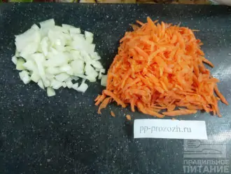 Шаг 5: Лук нарежьте, а морковь натрите на  терке.