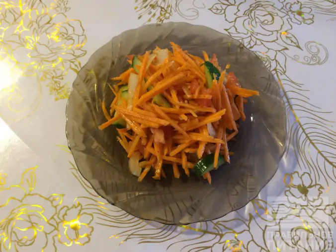 Салат с кальмарами, грибами и корейской морковью